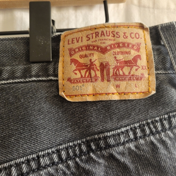 Distressed Levi shorts - Picture 4 of 7